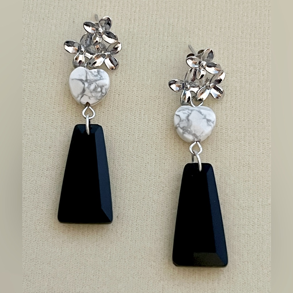 New Gorgeous Floral & Heart Obsidian & Howlite Stainless Steel Stud Earrings